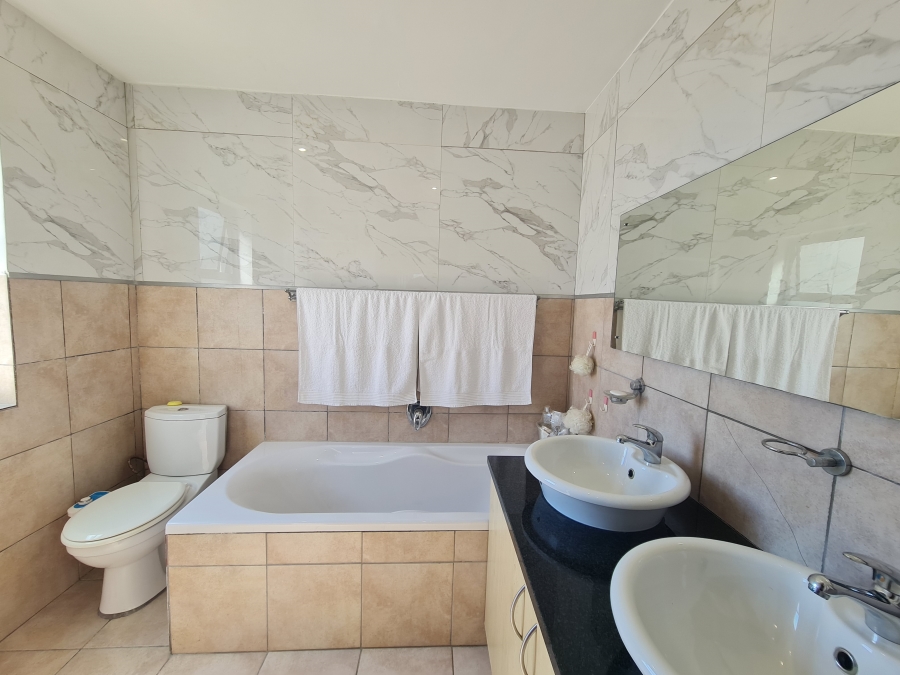 4 Bedroom Property for Sale in Mountainside Western Cape